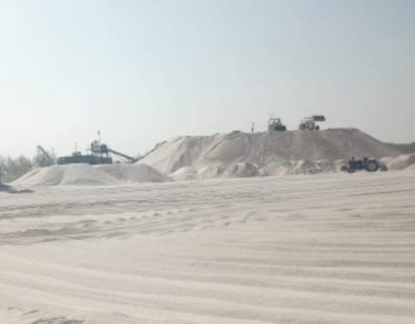 Silica sand processing yard with screening plant and loader ready for export