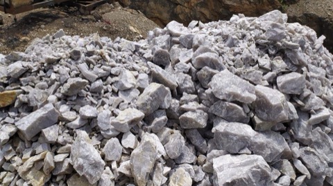Quartz and feldspar run-of-mine material