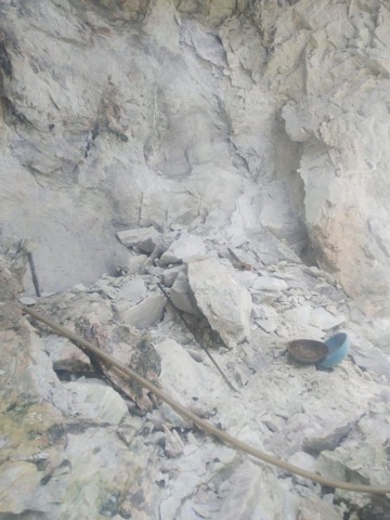 Talc and quartz vein exposure at deposit