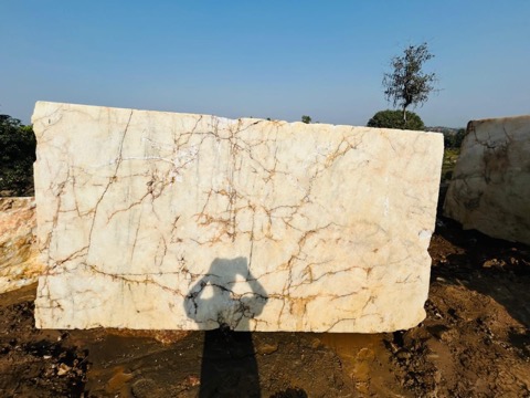 Dressed stone block with natural veining
